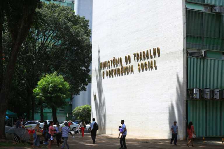 normas-de-trabalho-aos-domingos-e-feriados-podem-mudar-em-agosto.-veja