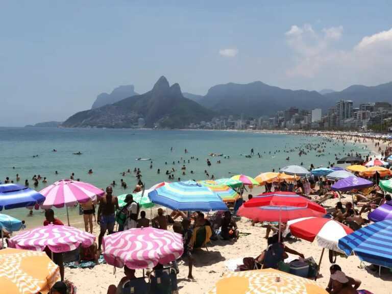 projeto-de-lei-quer-liberar-o-topless-nas-praias-do-brasil