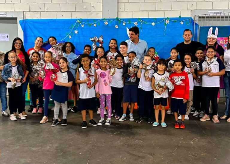 prefeito-de-porto-ferreira-entrega-ovos-da-pascoa-nas-escolas